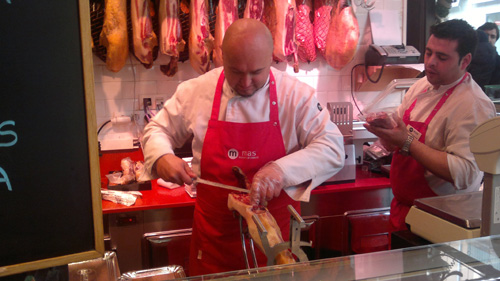 Мне нарезают хамон в Mercado de San Miguel